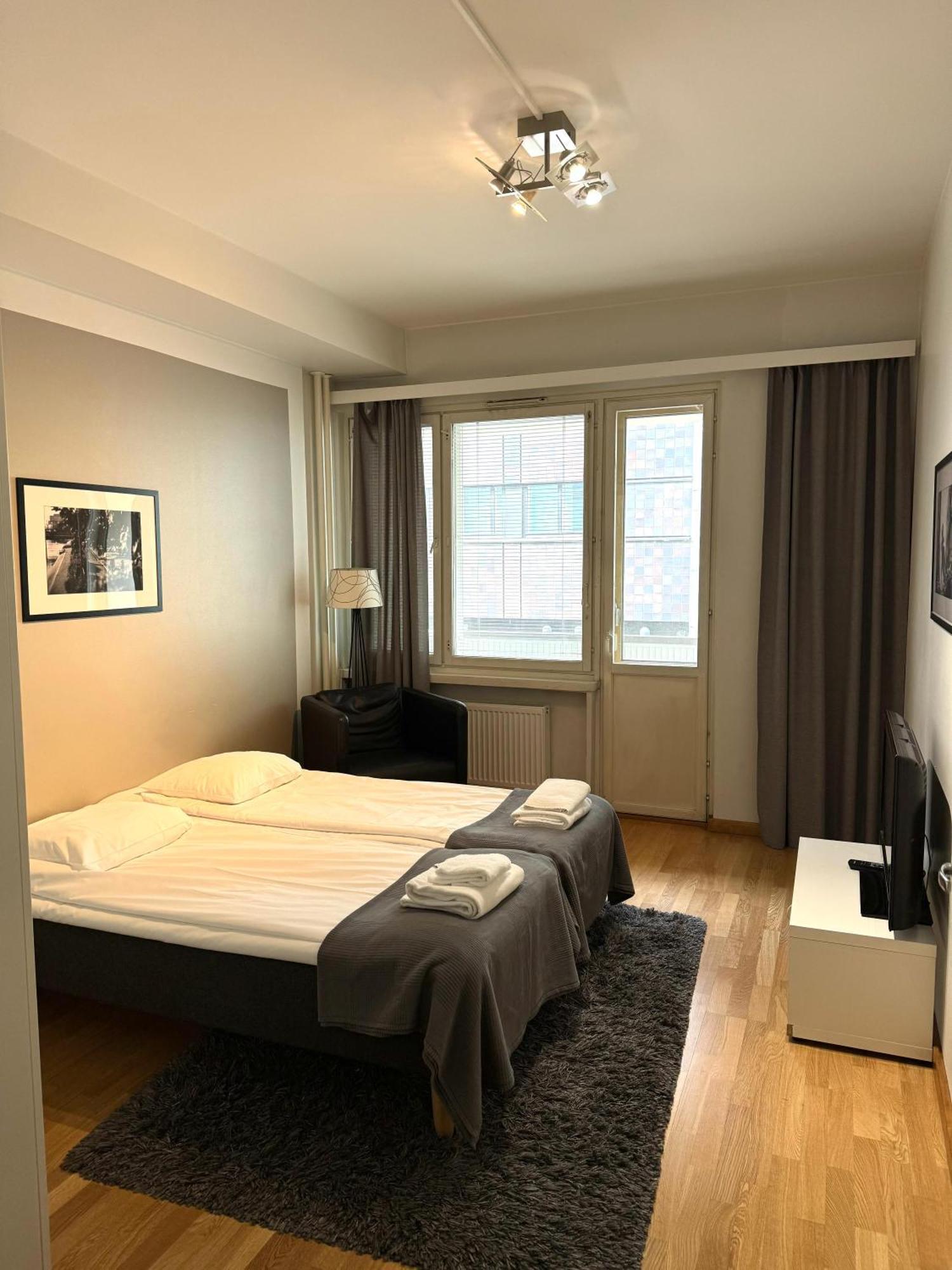 Kotimaailma Apartments Kamppi - 2Br In The City Center With Code Lock ヘルシンキ エクステリア 写真