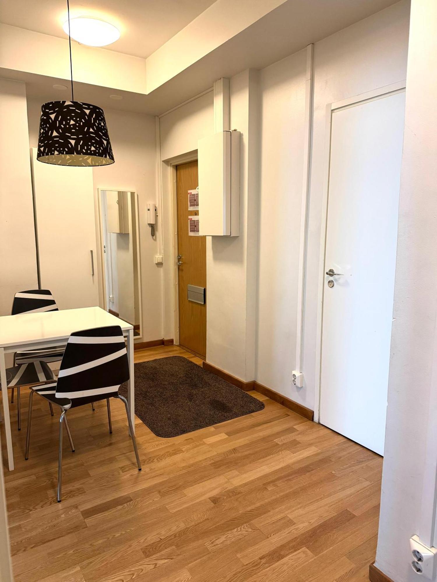 Kotimaailma Apartments Kamppi - 2Br In The City Center With Code Lock ヘルシンキ エクステリア 写真