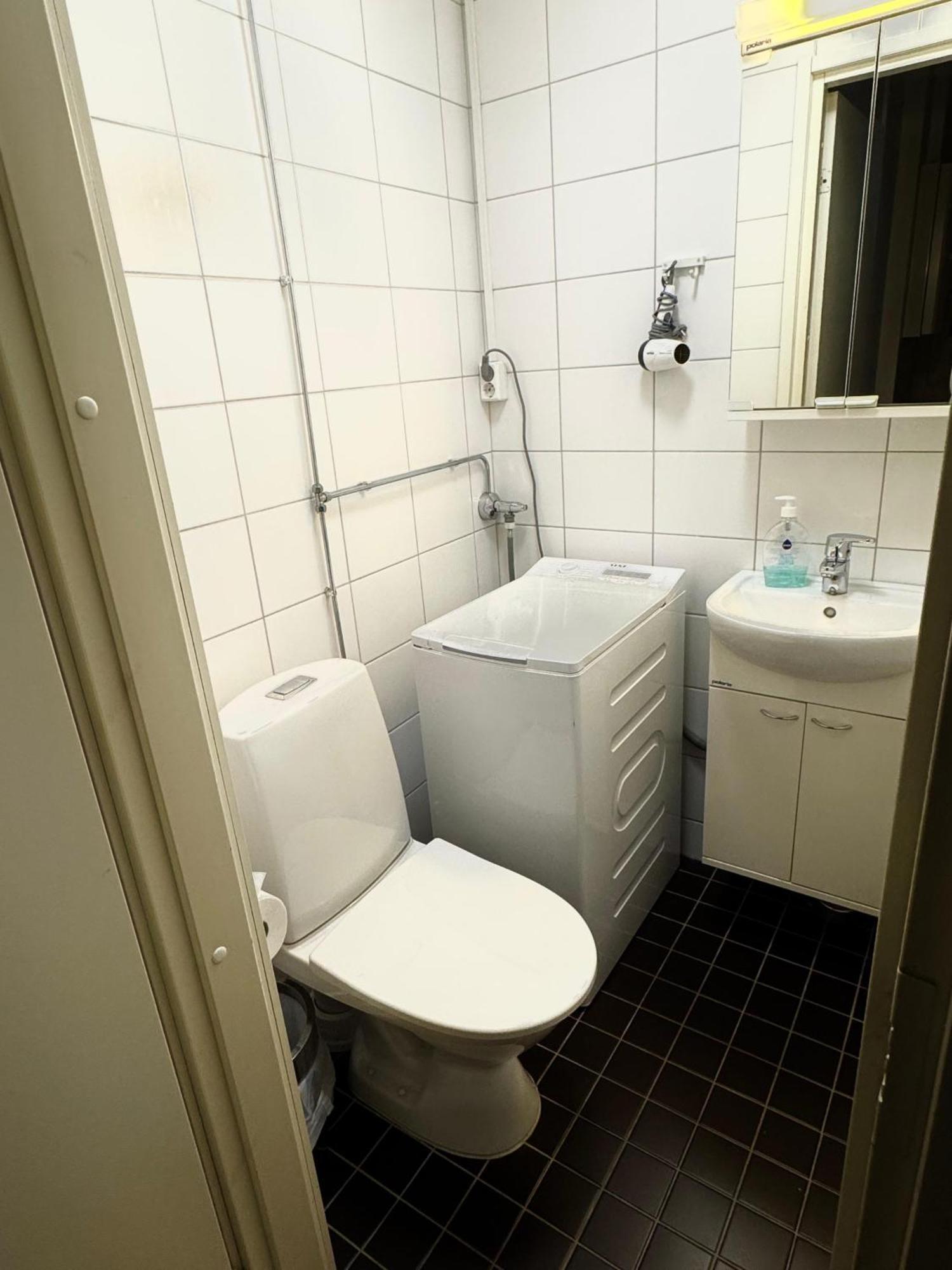 Kotimaailma Apartments Kamppi - 2Br In The City Center With Code Lock ヘルシンキ エクステリア 写真